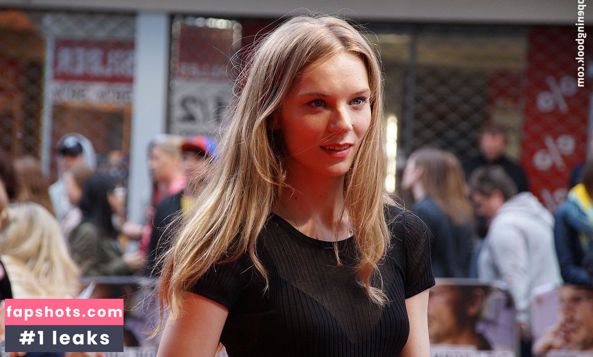 Lilith Stangenberg gallery photo #30