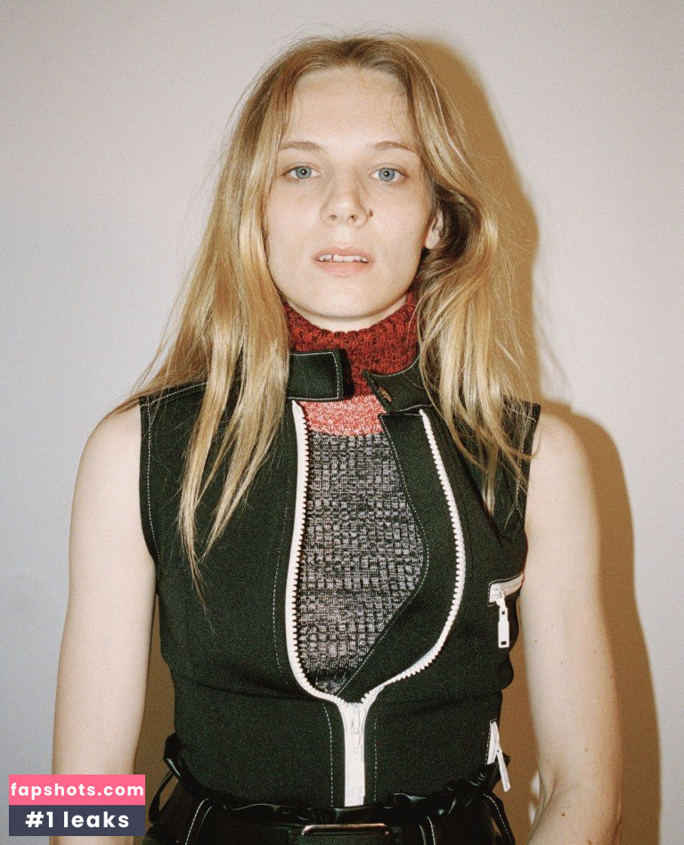 Lilith Stangenberg gallery photo #31