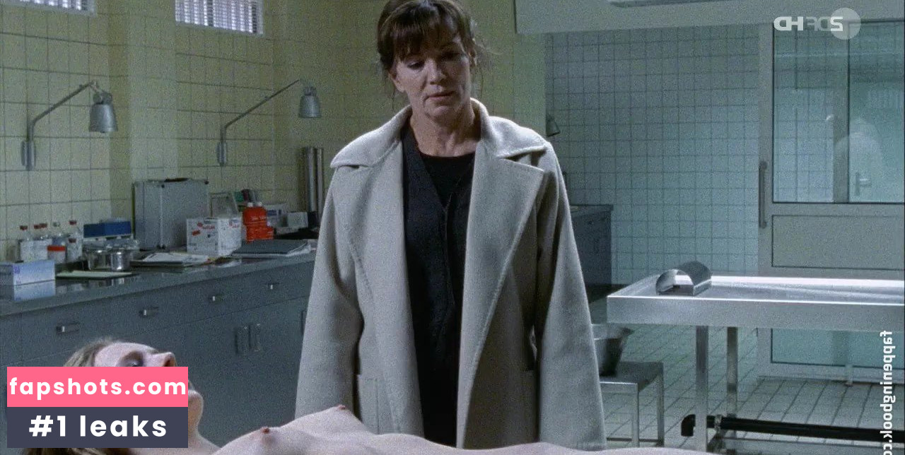 Lilith Stangenberg gallery photo #33