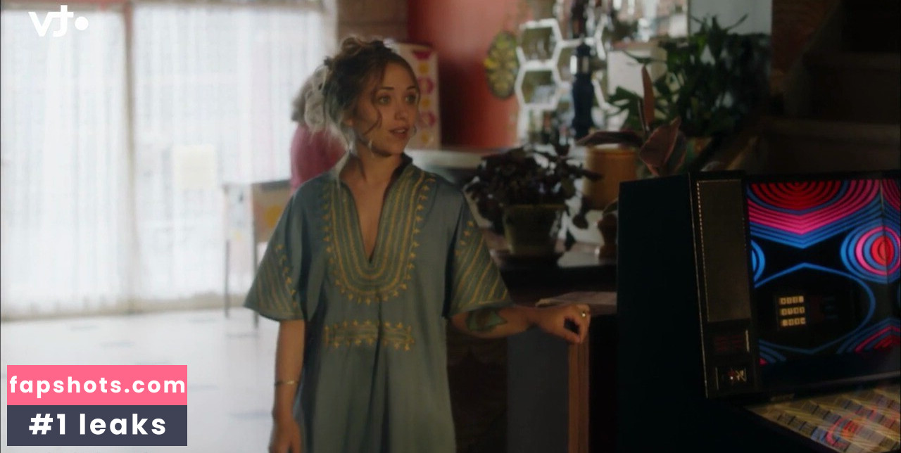 Lilly-Fleur Pointeaux gallery photo #2