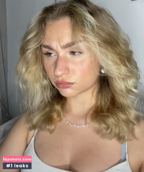 Lilly Pearce nude babe gallery