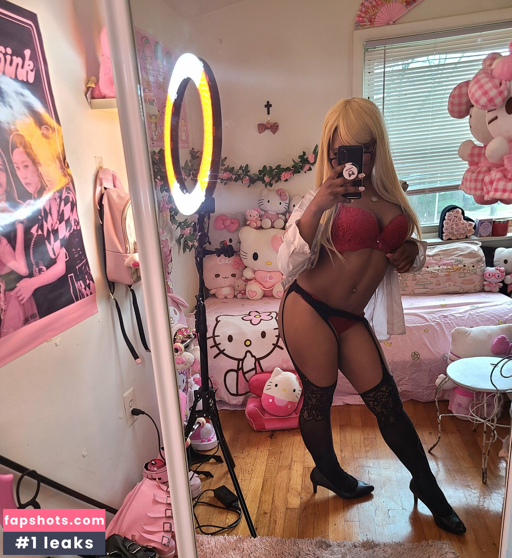 Lilrawrs nude babe gallery