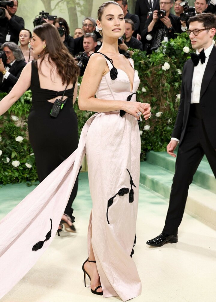 lily-james Filtración Desnuda OnlyFans Foto #350 - Fapshots