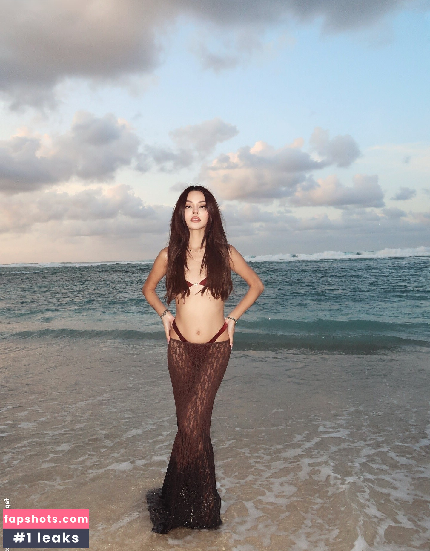 Lily May Mac nude babe gallery