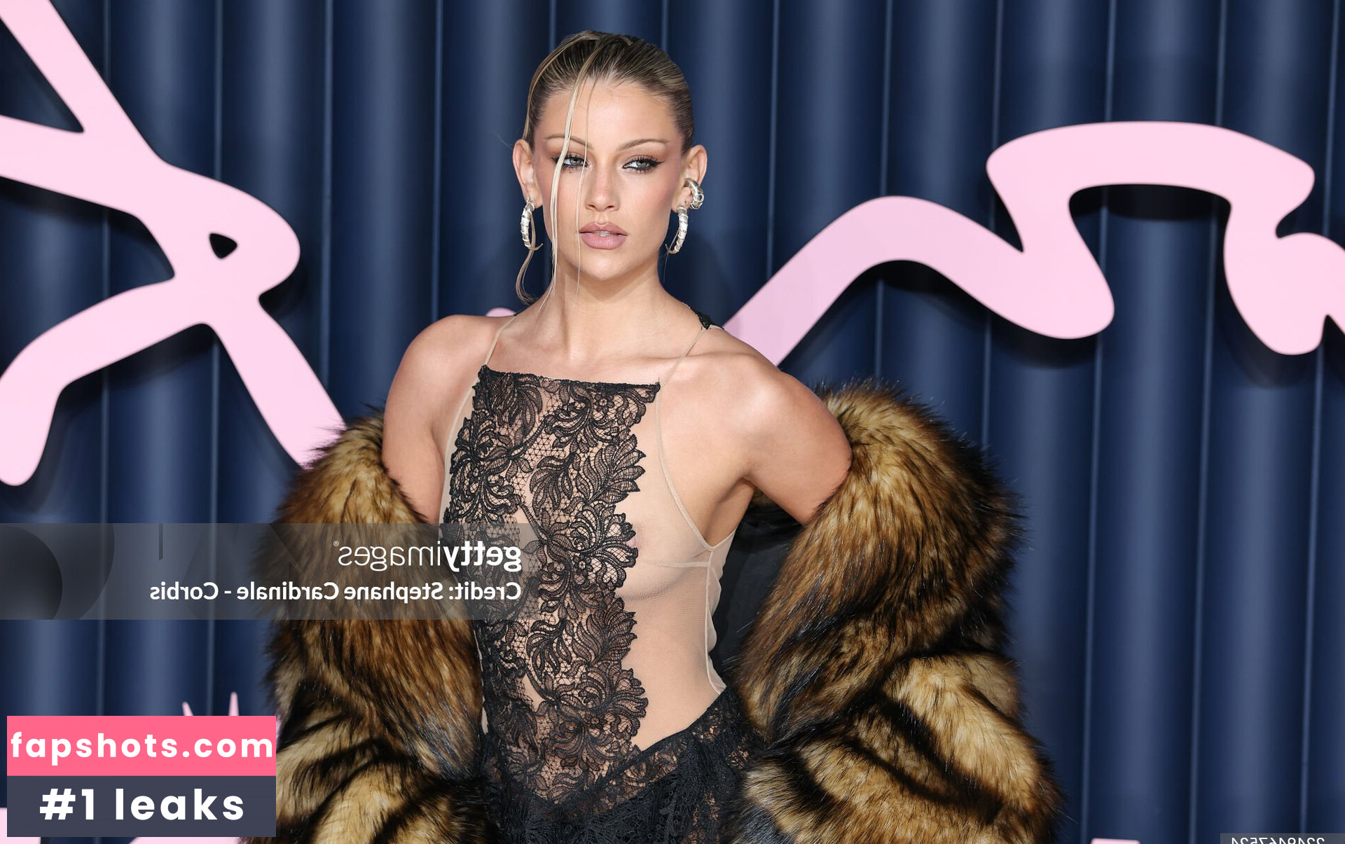 Lily Rowland gallery photo #13