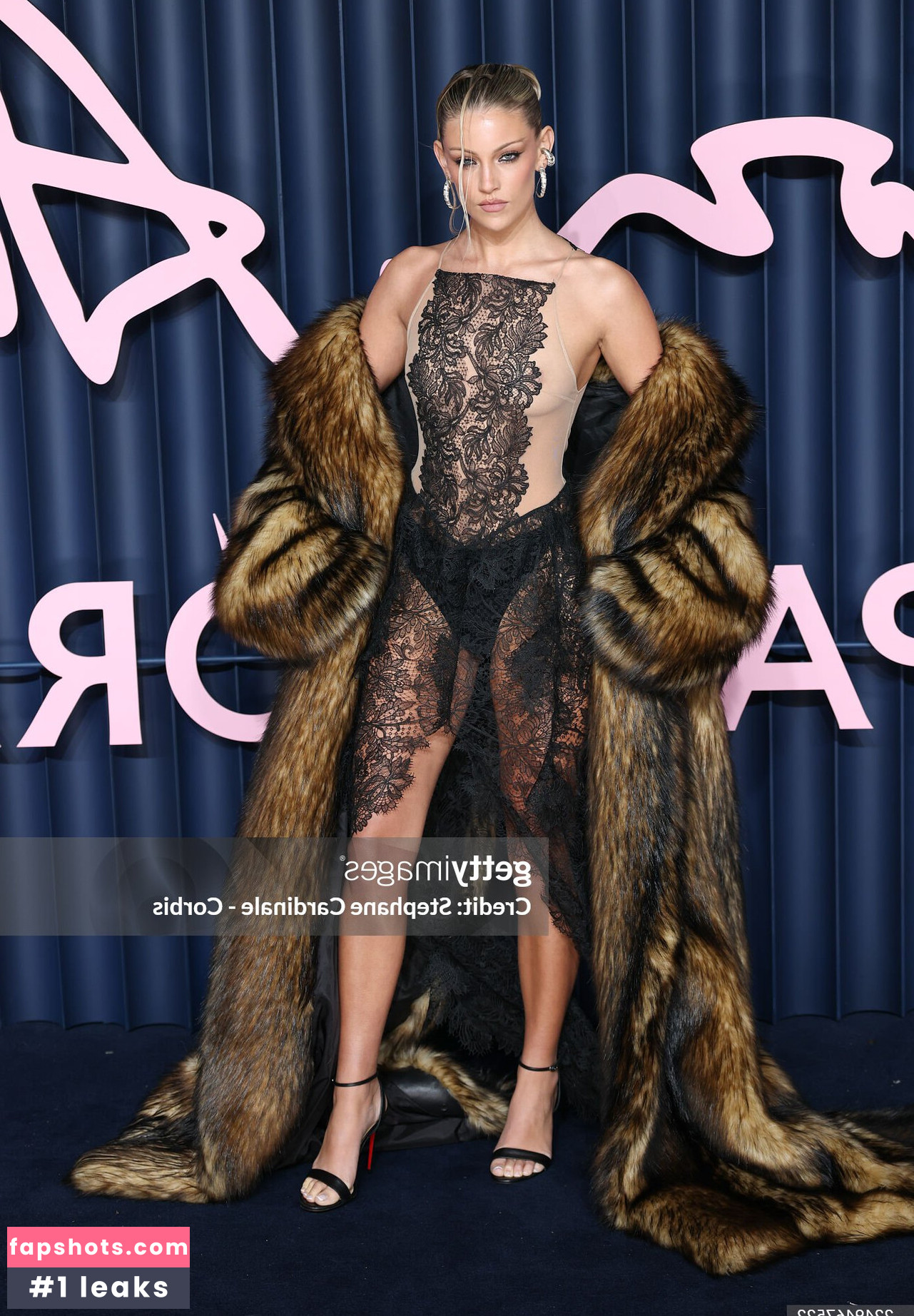 Lily Rowland gallery photo #4