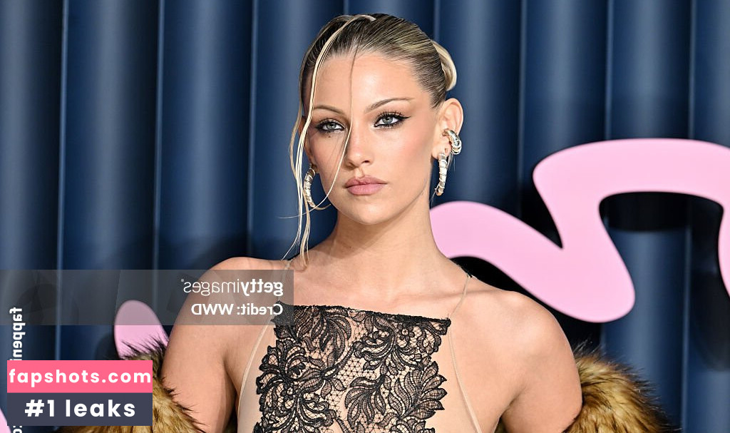 Lily Rowland gallery photo #7