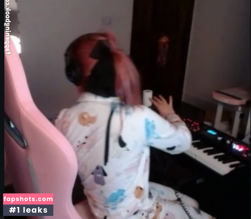 LilyPichu gallery photo #27