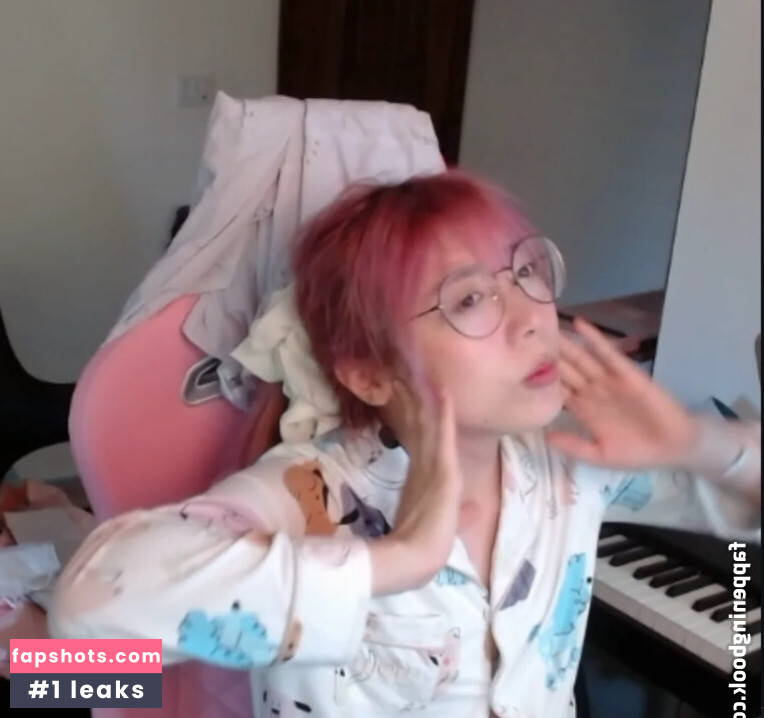 LilyPichu gallery photo #31