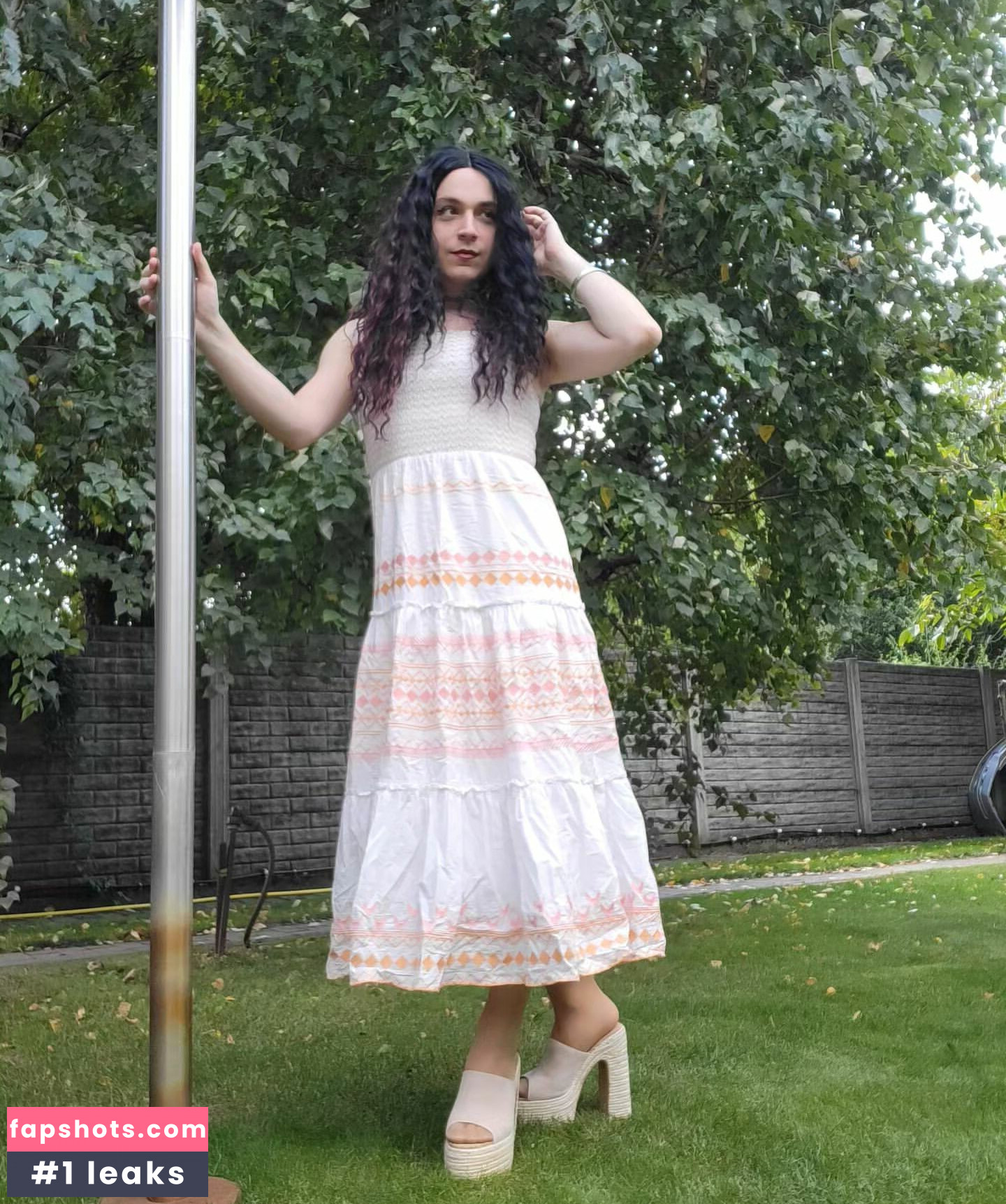 LindaaaX gallery photo #2