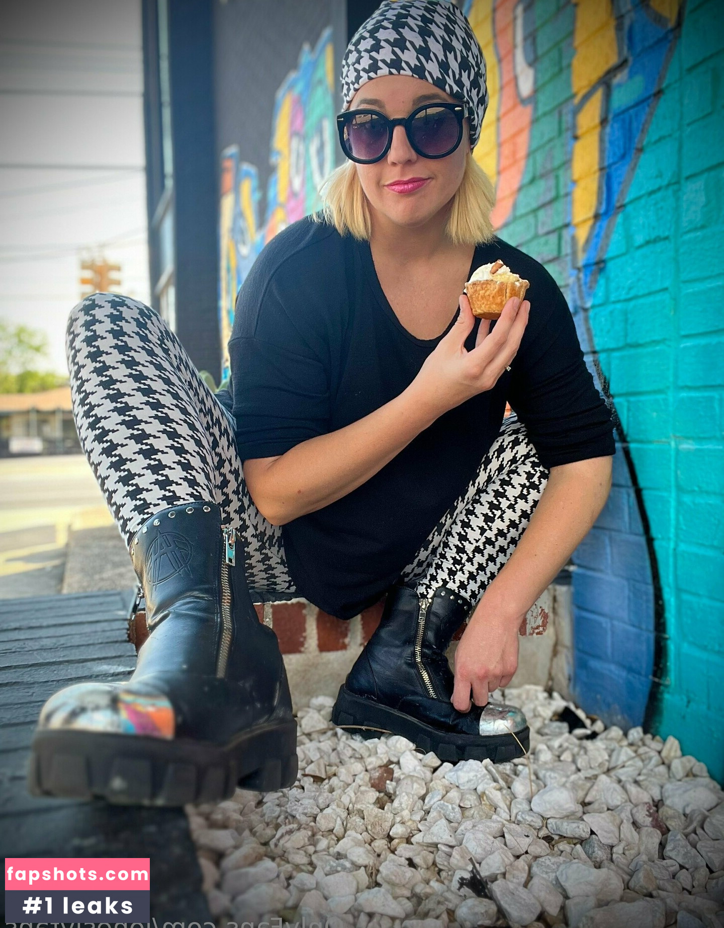 Lindsay Jones gallery photo #34