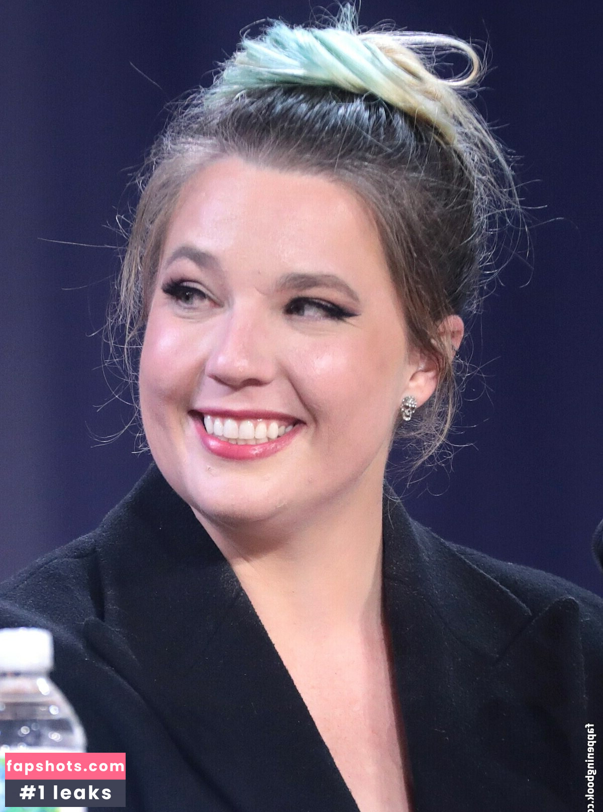 Lindsay Jones gallery photo #36