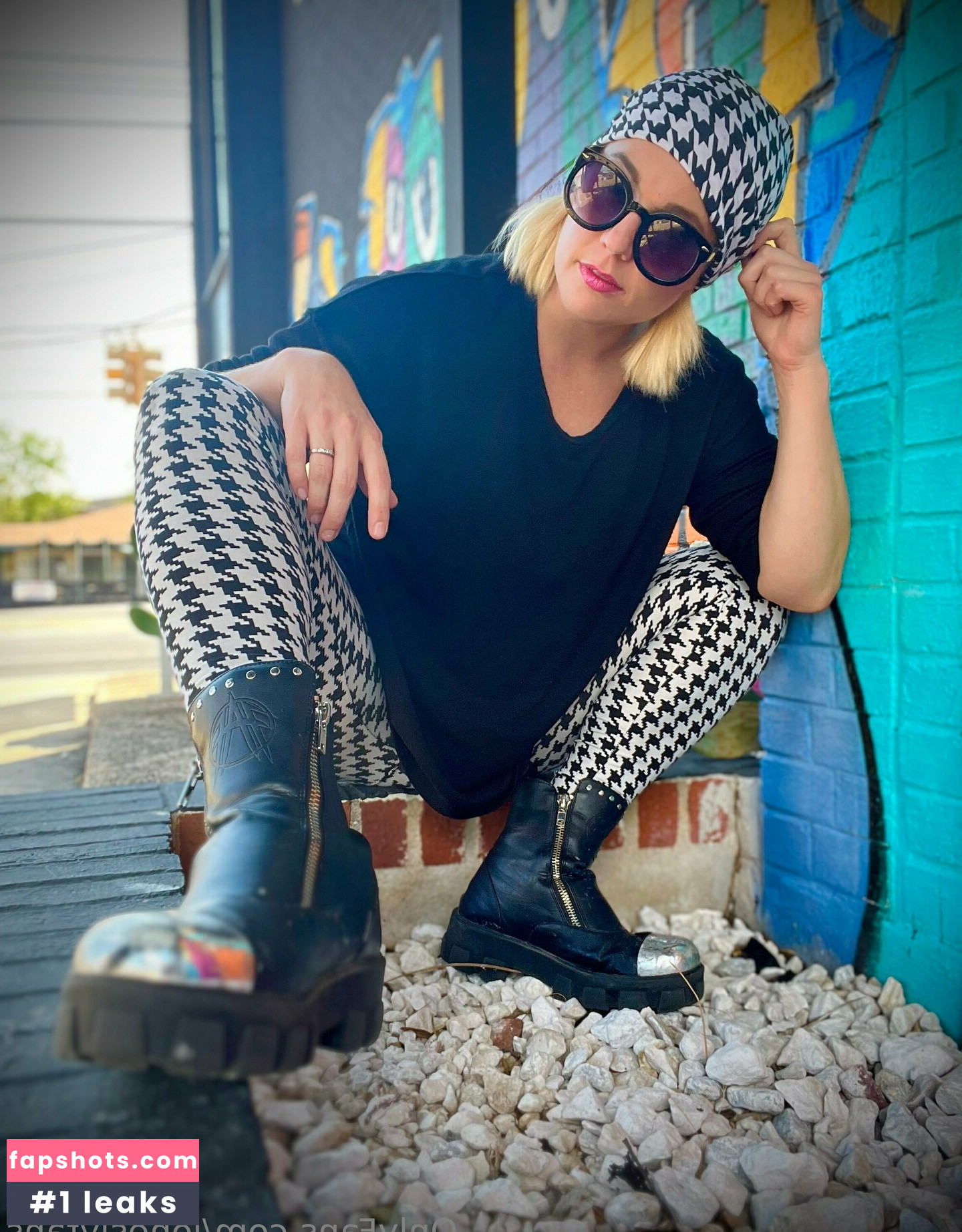 Lindsay Jones gallery photo #40