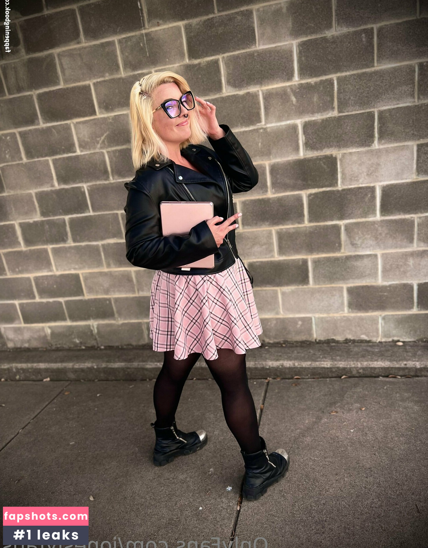 Lindsay Jones gallery photo #46