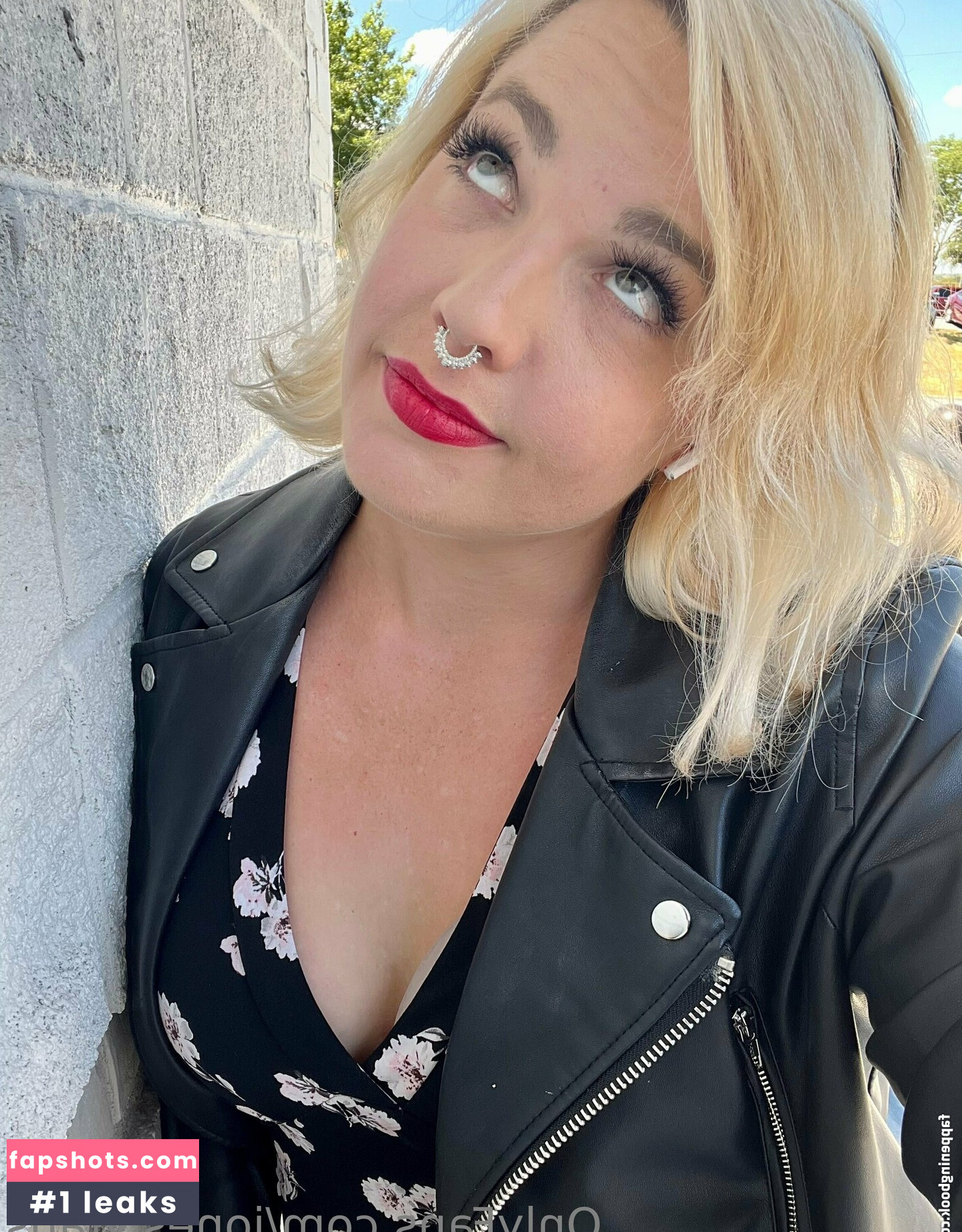 Lindsay Jones gallery photo #48