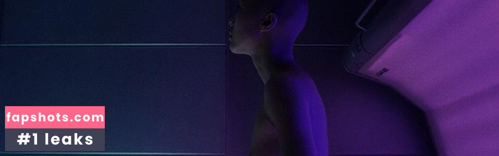 Linh Dan Pham gallery photo #14