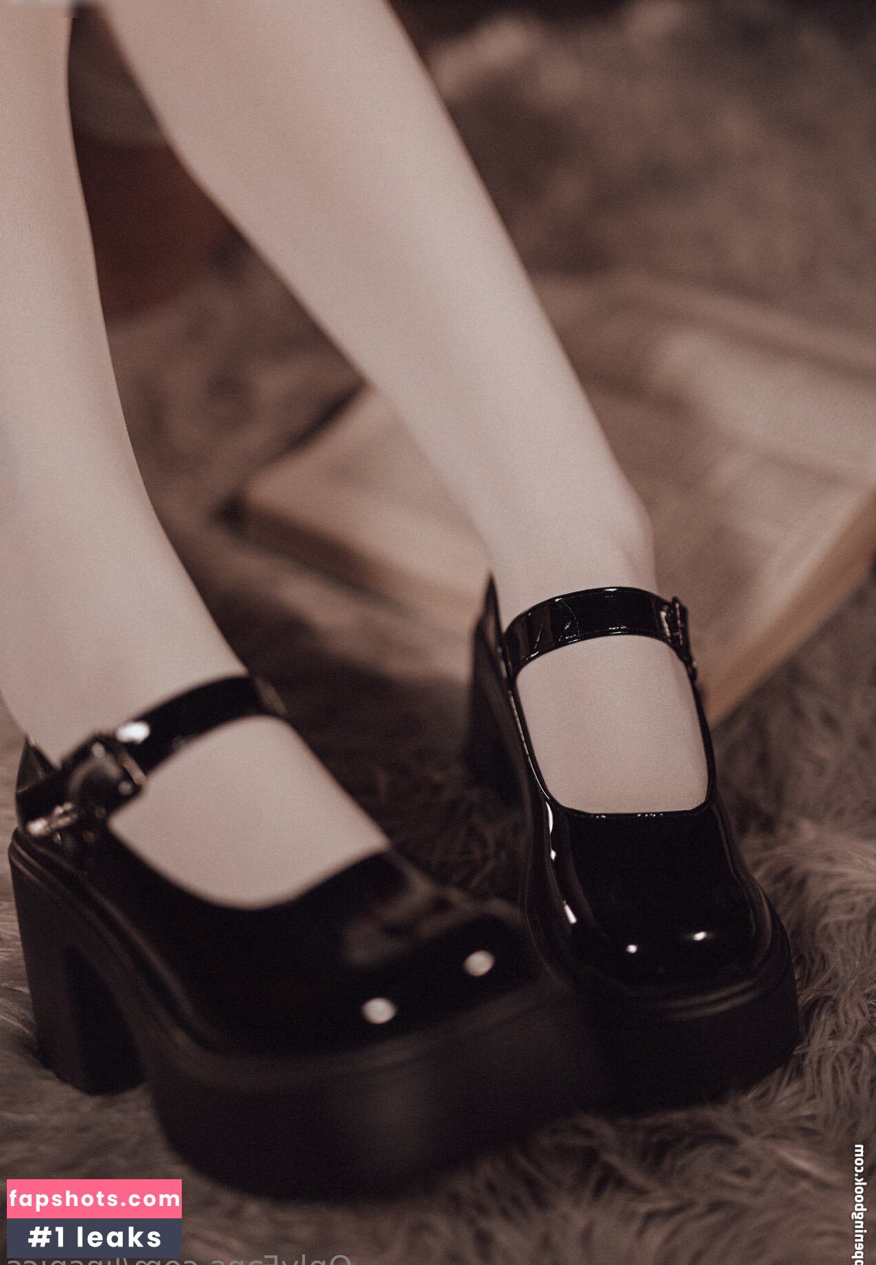 Linspics nude babe gallery