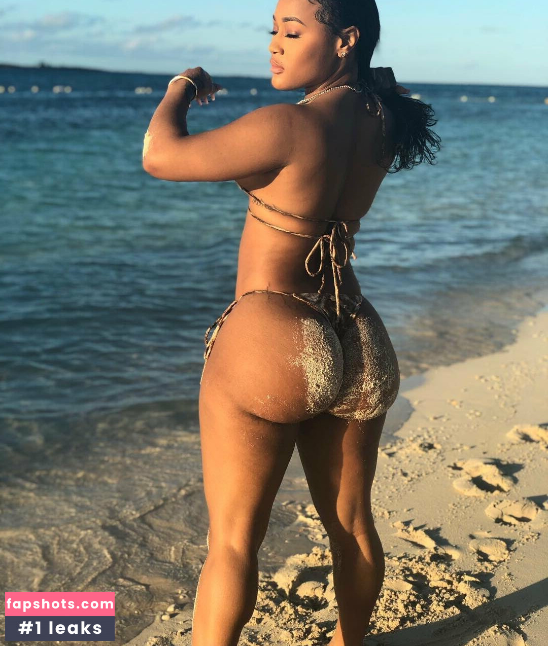 Lira Galore gallery photo #23