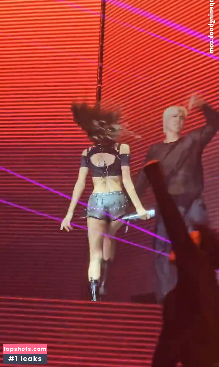 Lisa Blackpink gallery photo #296