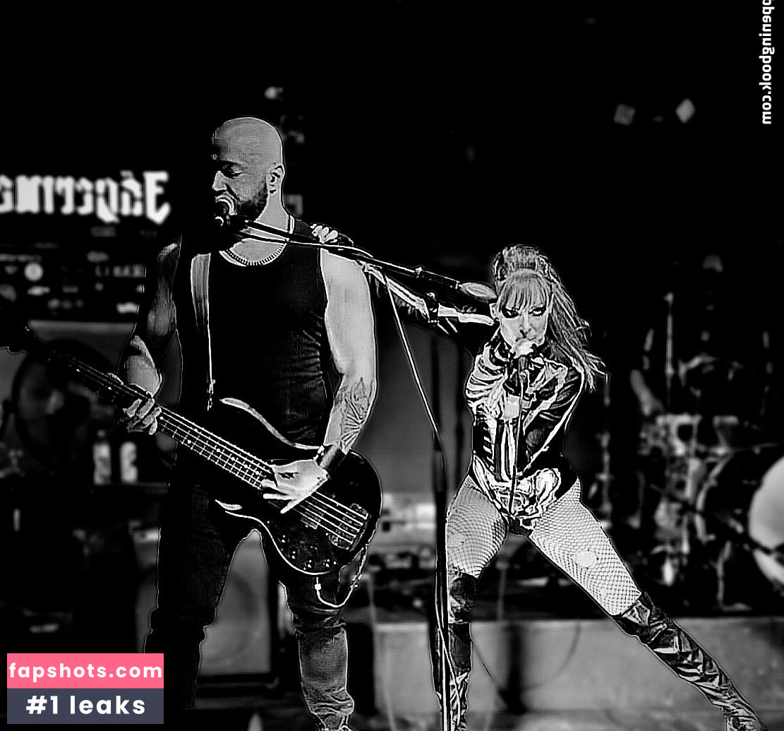 Lisa Foiles gallery photo #33