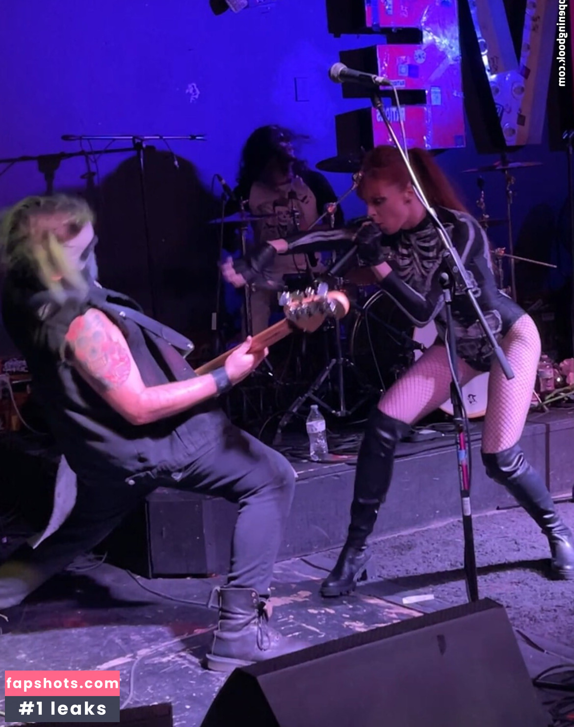 Lisa Foiles gallery photo #34