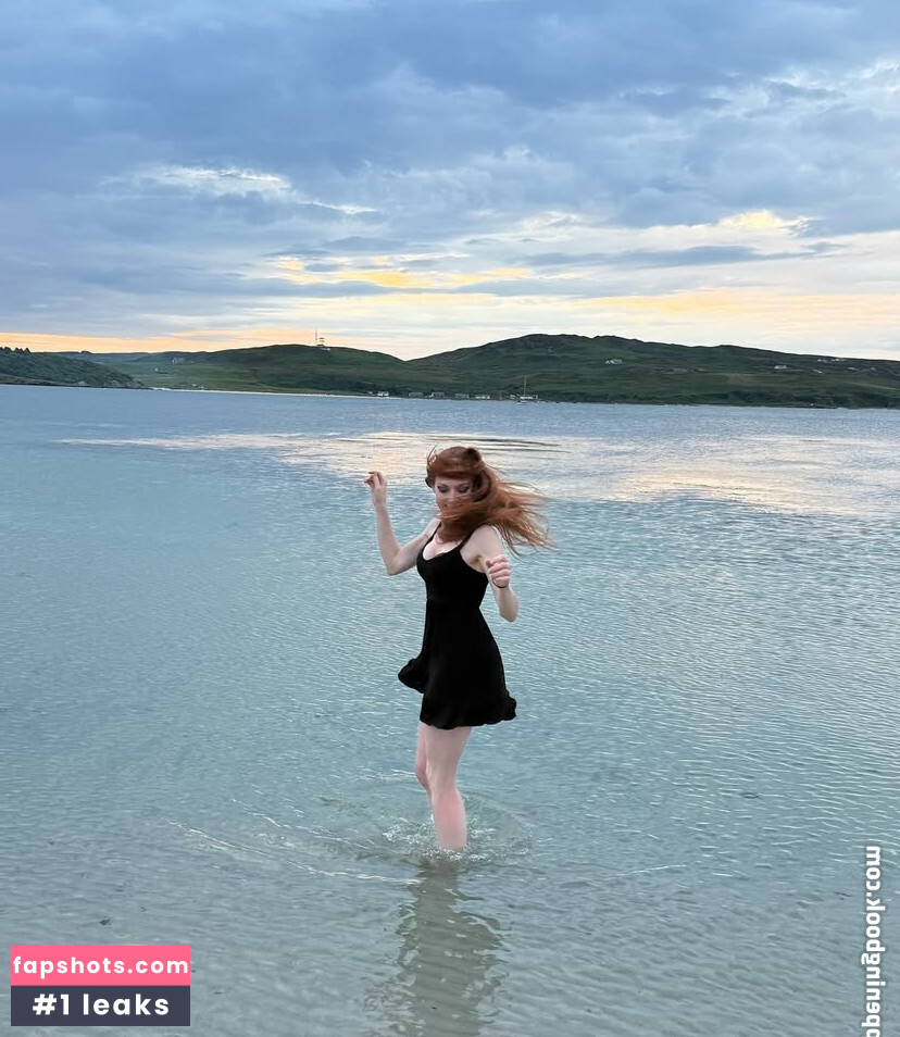 Lisa Foiles gallery photo #48