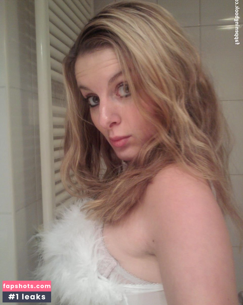 Lisa Kelly nude babe gallery