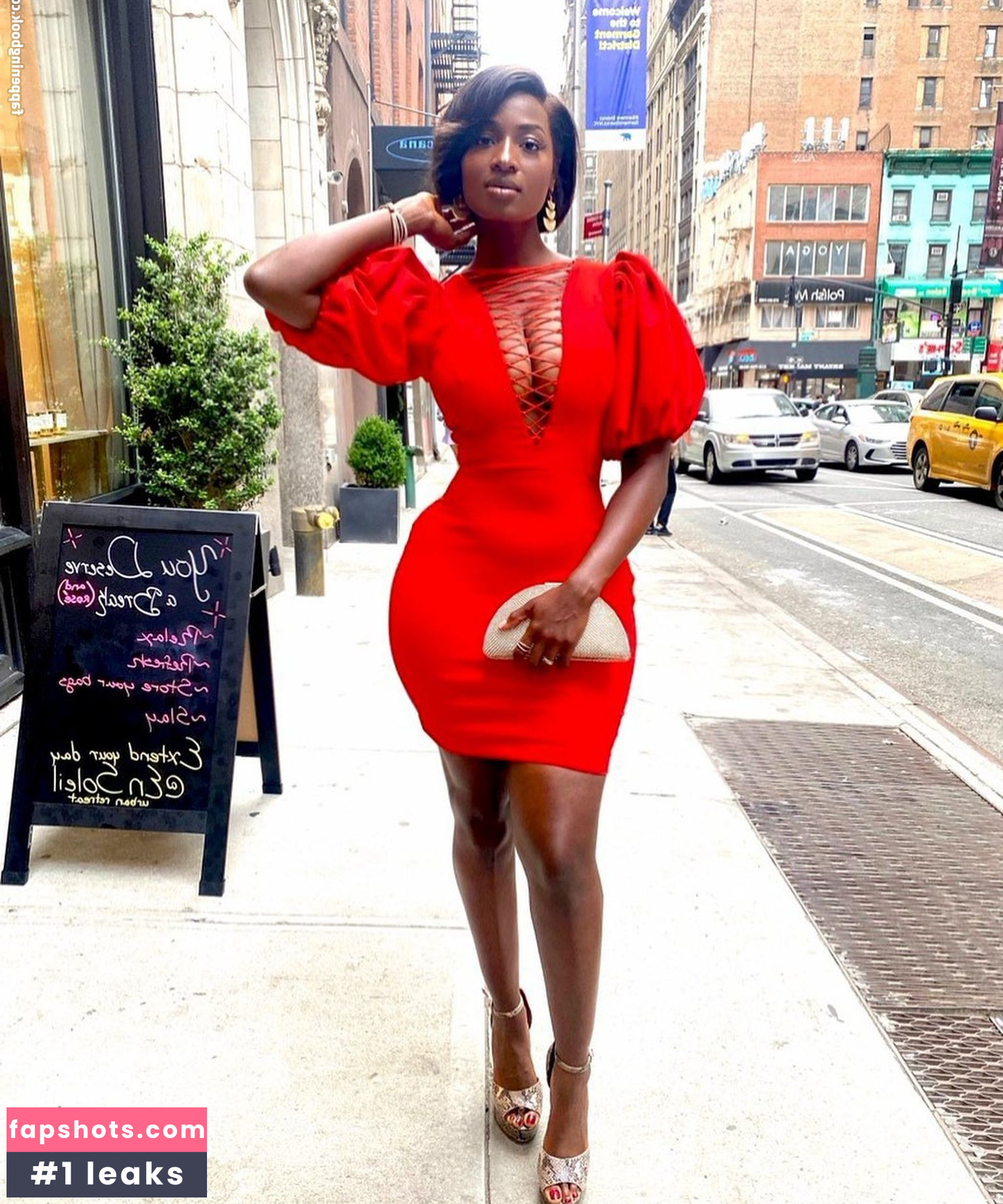 Lisa Yaro gallery photo #3