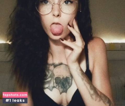 LittleMissNaughty gallery photo #24