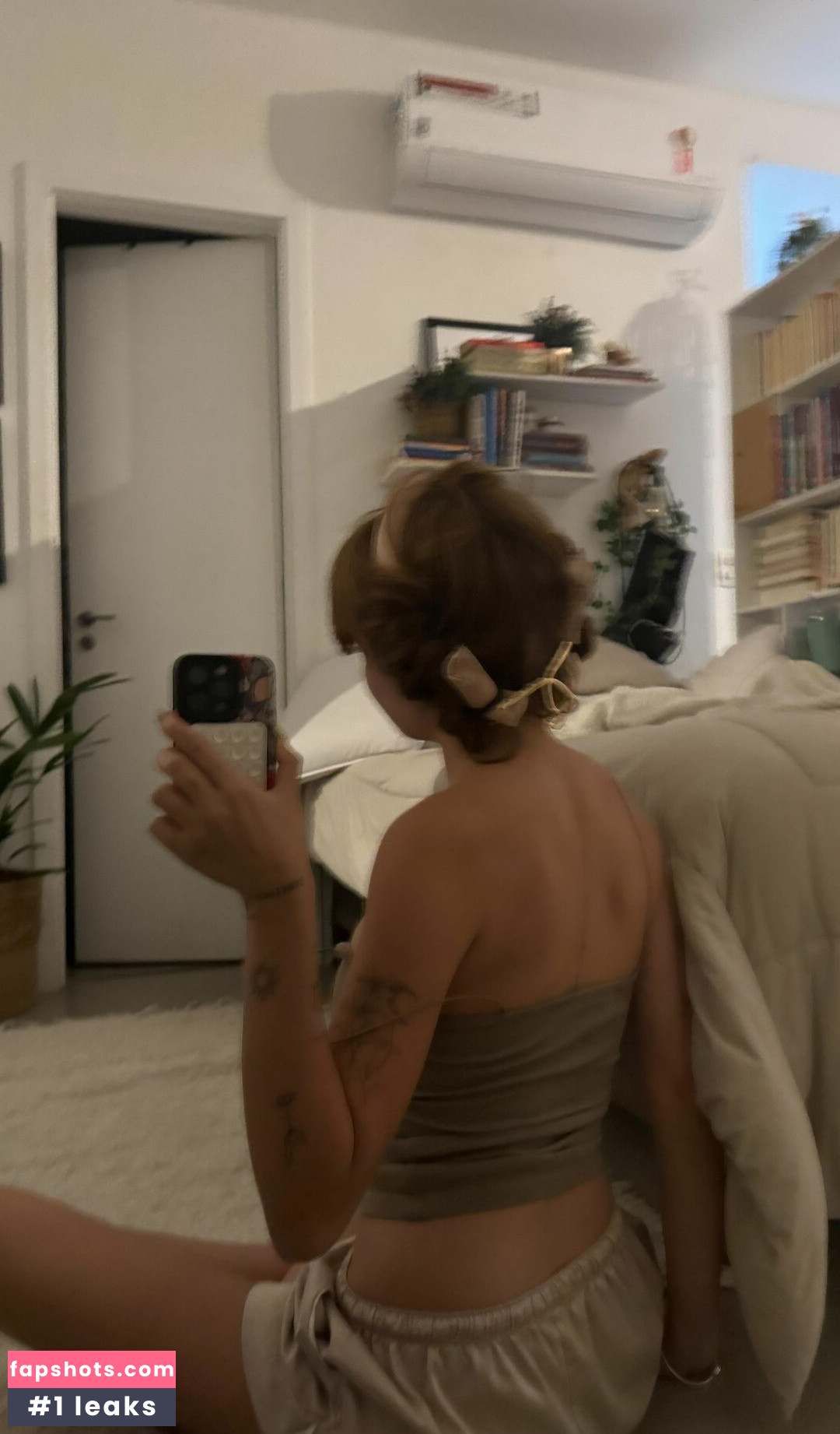 Liv Resenhas gallery photo #3