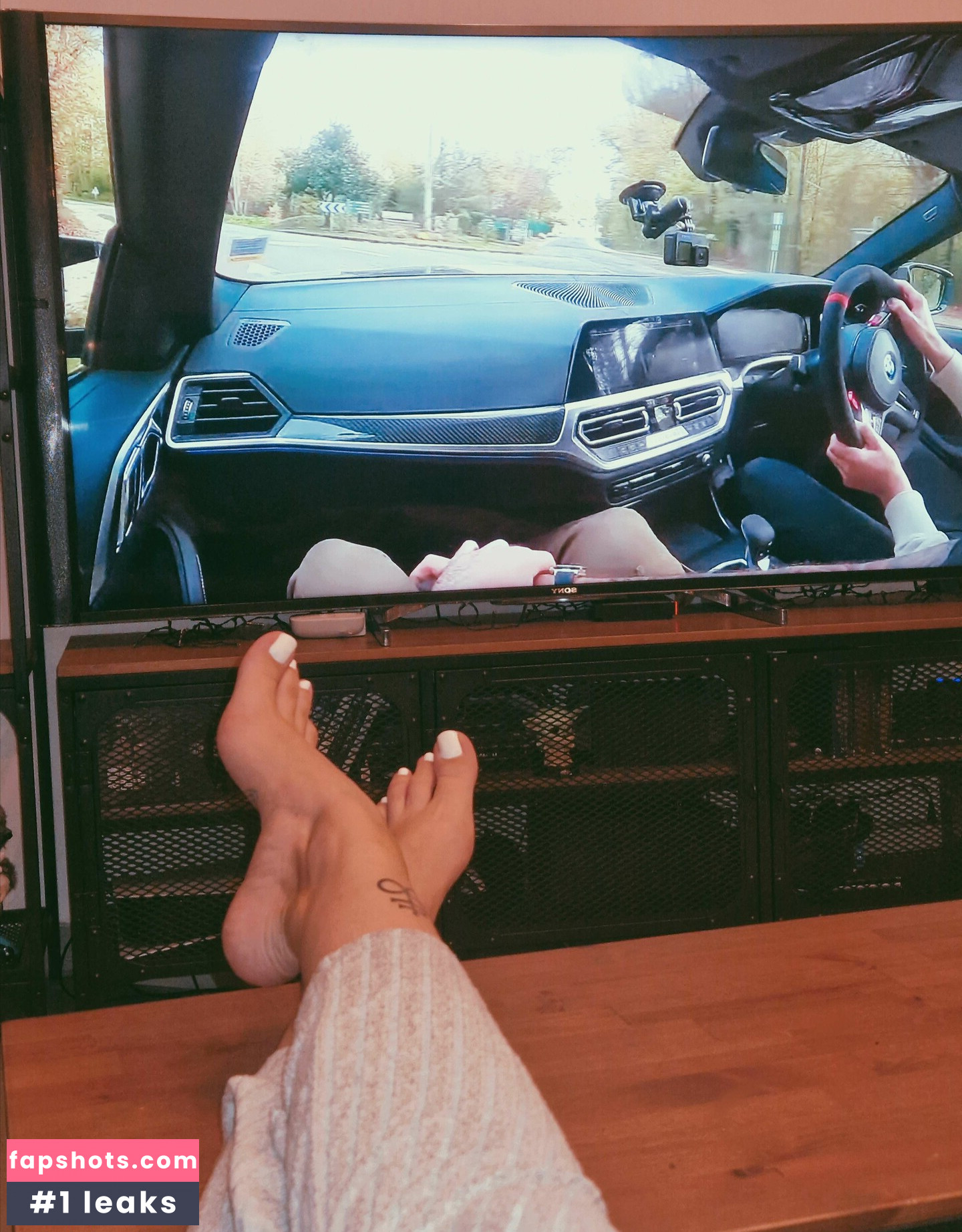 Livie Feet gallery photo #3