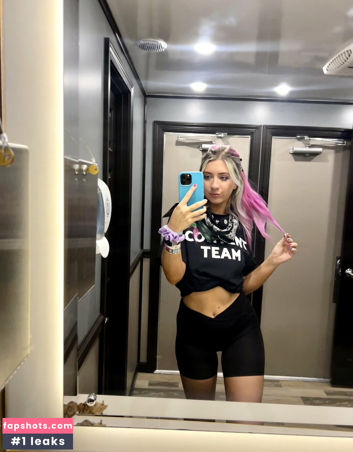 Liz Hagearty nude babe gallery