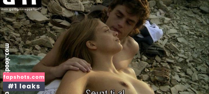 Lizzie Brocheré gallery photo #3