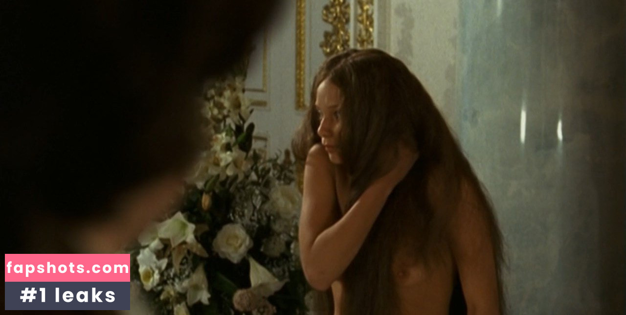 Lizzie Brocheré gallery photo #30