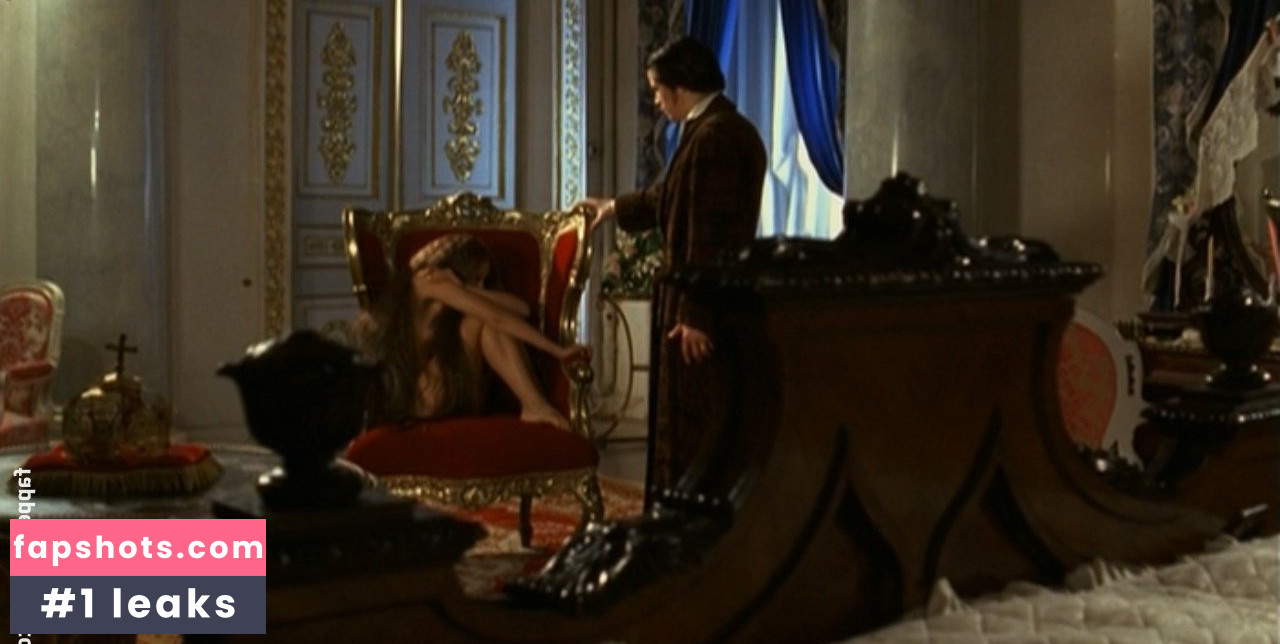 Lizzie Brocheré gallery photo #36