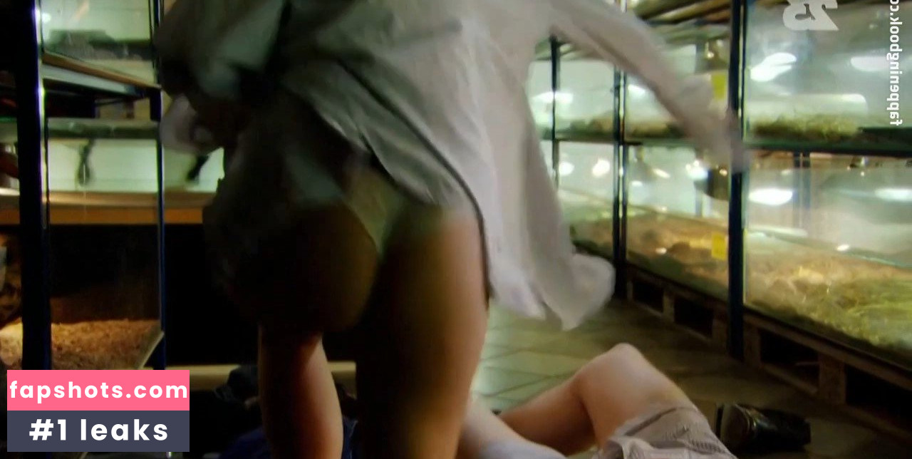 Lizzie Brocheré gallery photo #41