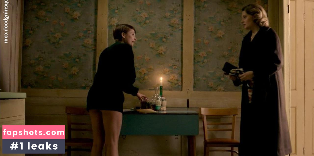 Lizzie Brocheré gallery photo #77