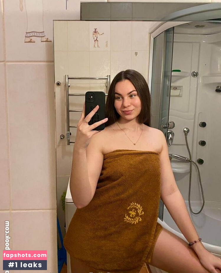 Lizzy Youngy gallery photo #3