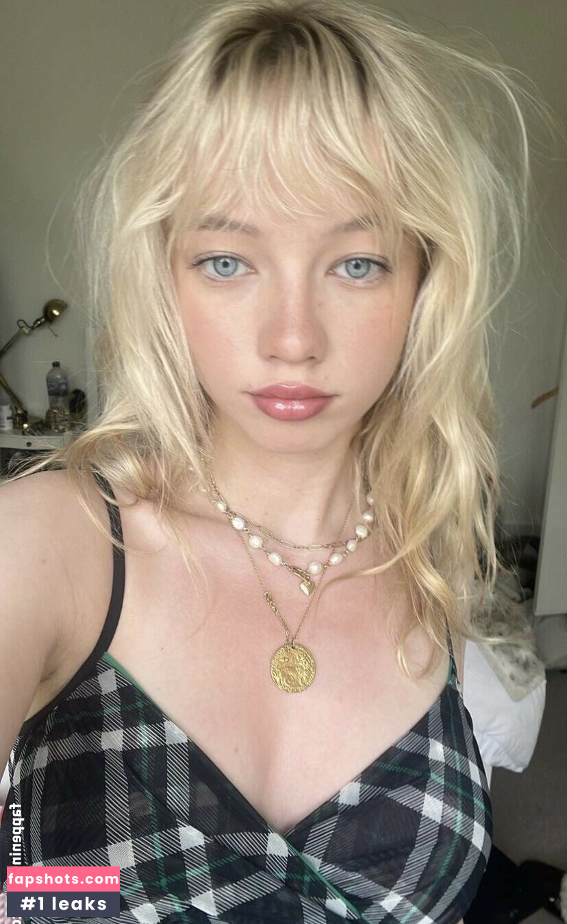 Lola Clark nude babe gallery