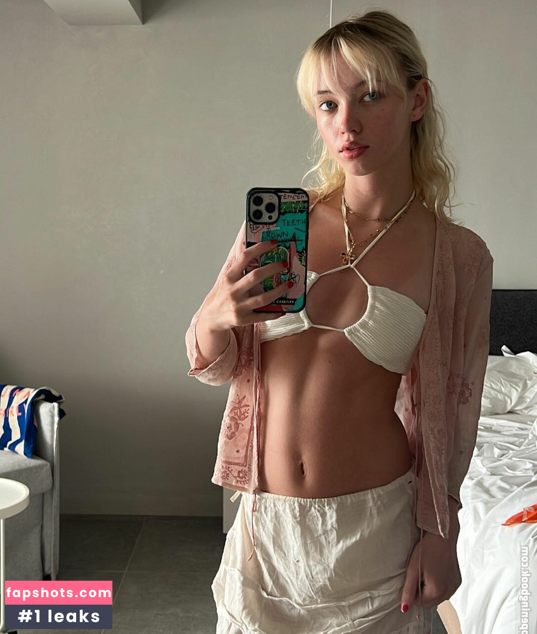 Lola Clark gallery photo #6