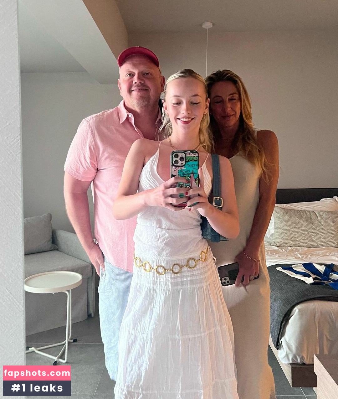 Lola Clark gallery photo #9