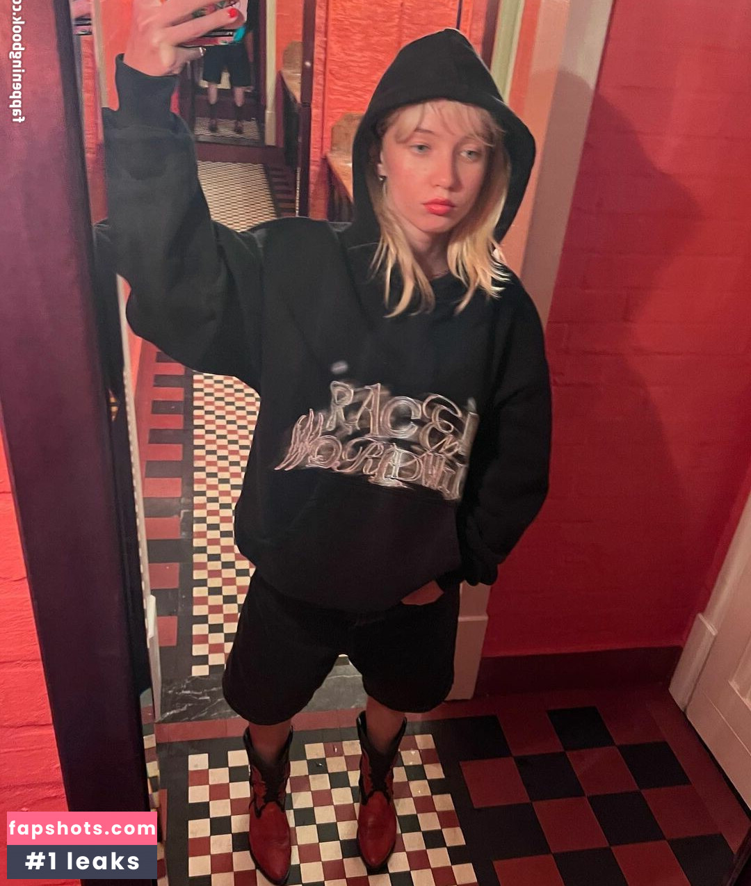 Lola Clark gallery photo #10