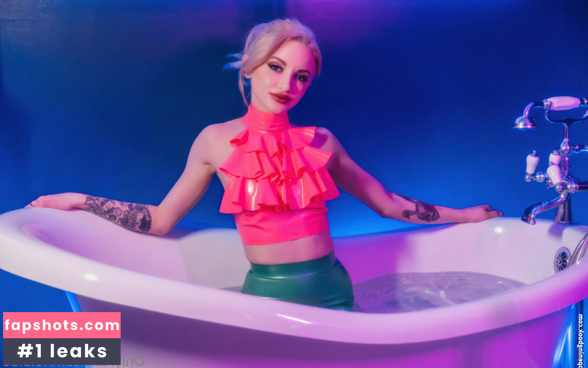 Lola Fae nude babe gallery