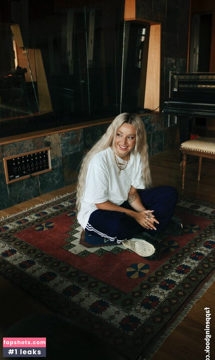 Lola Indigo gallery photo #2