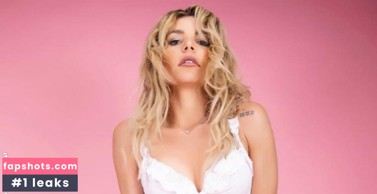 Lola Marois gallery photo #12