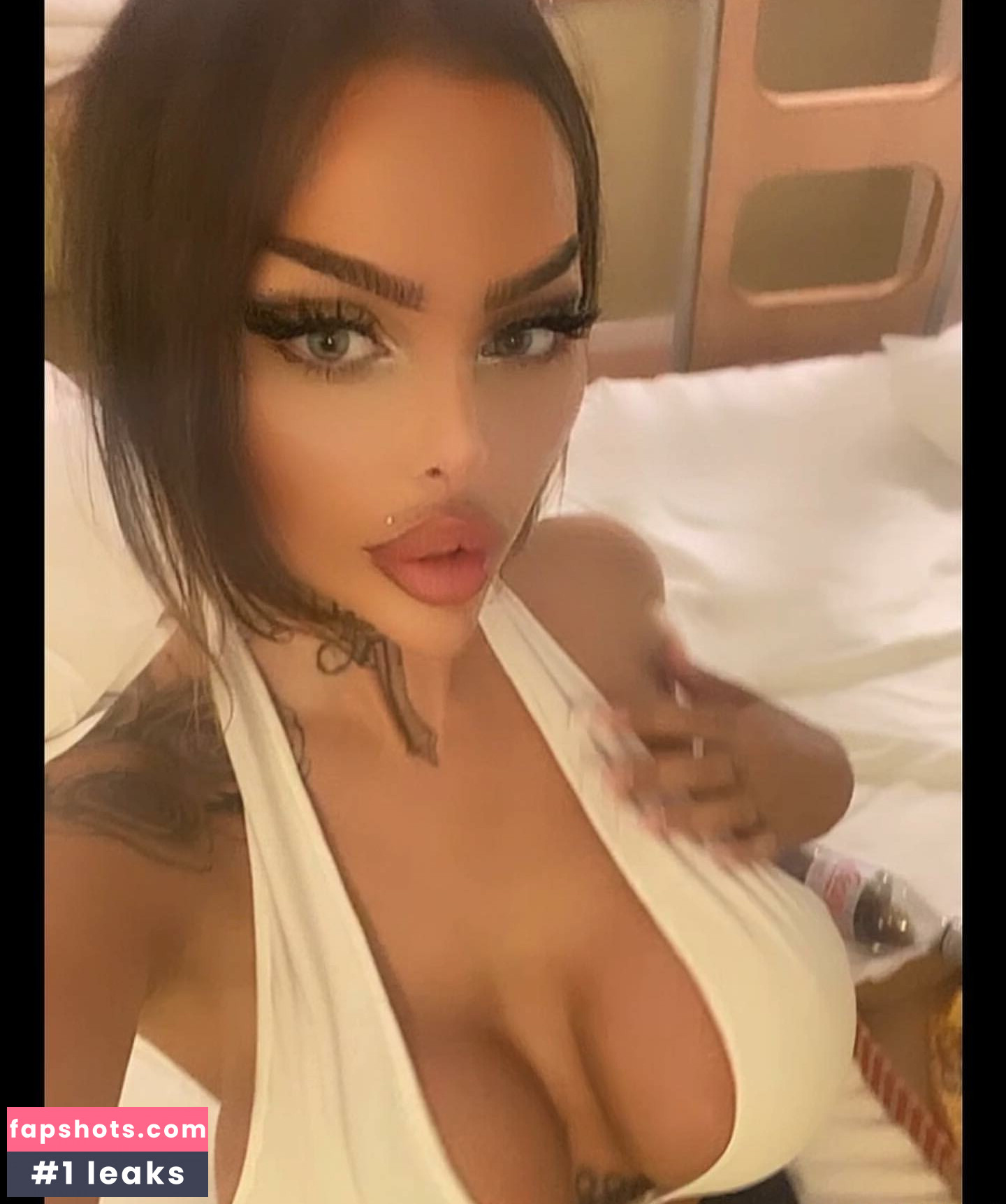 lola_official gallery photo #13