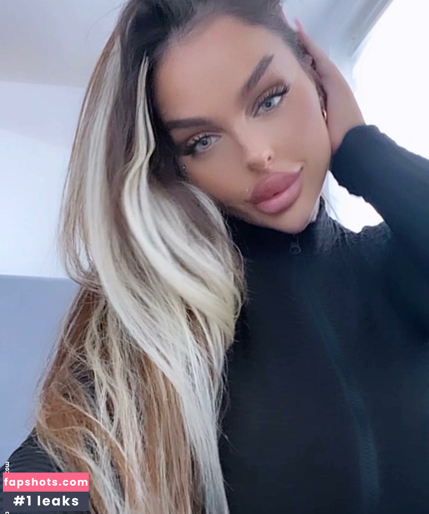 lola_official gallery photo #17