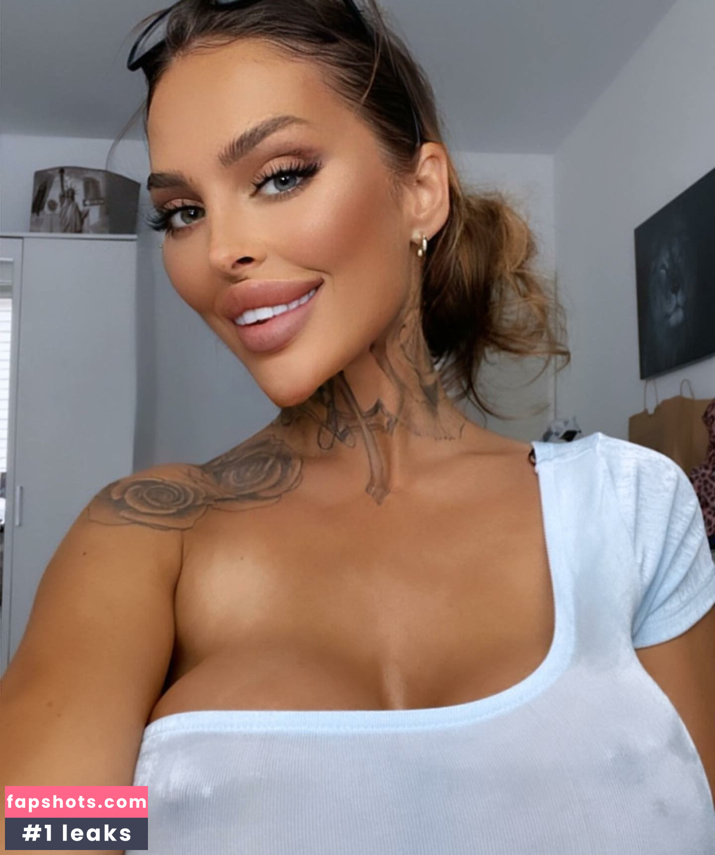 lola_official gallery photo #36