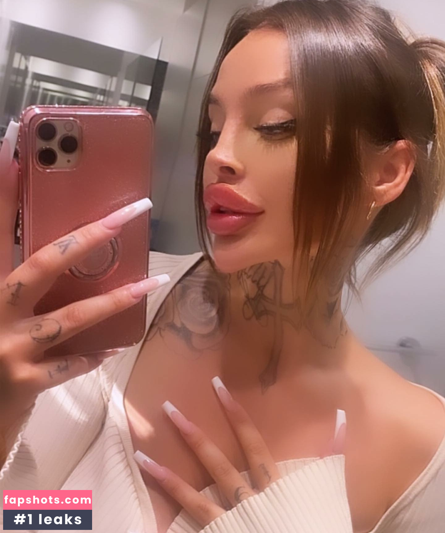 lola_official gallery photo #50