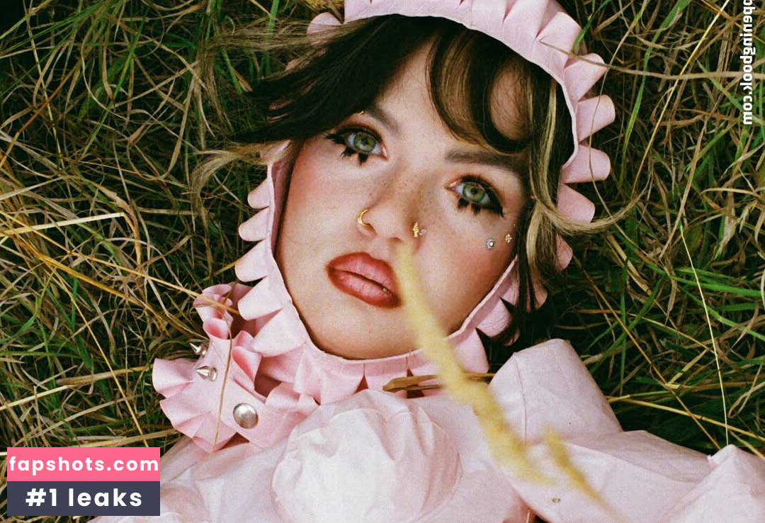 Lola Young gallery photo #2